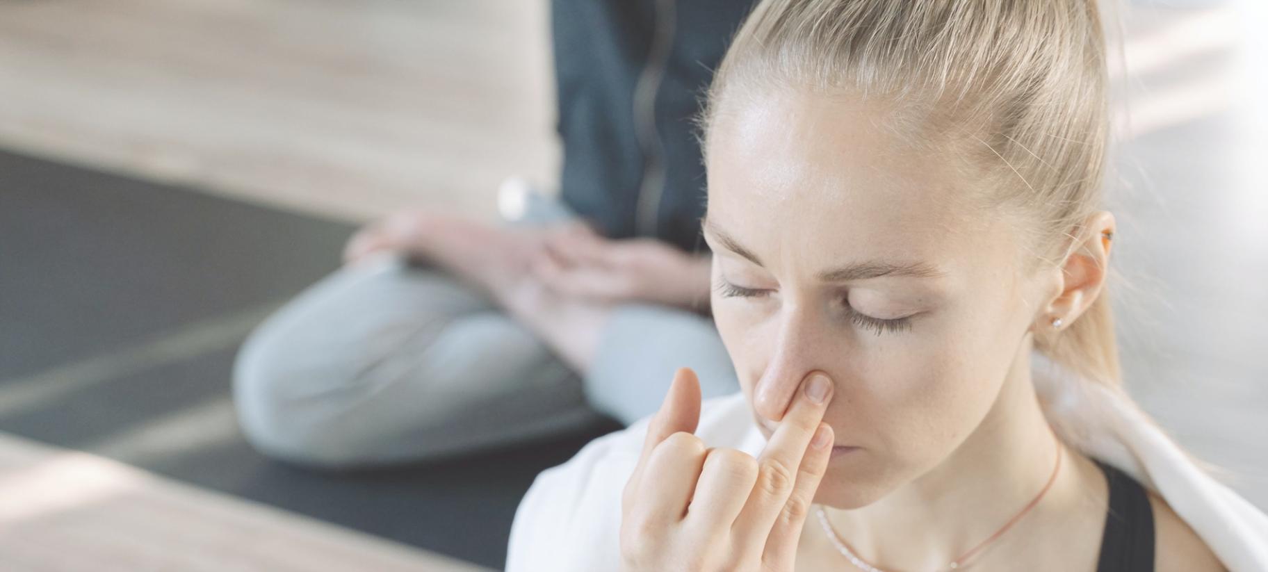 Spazio dedicato alla pratica meditativa con elementi naturali